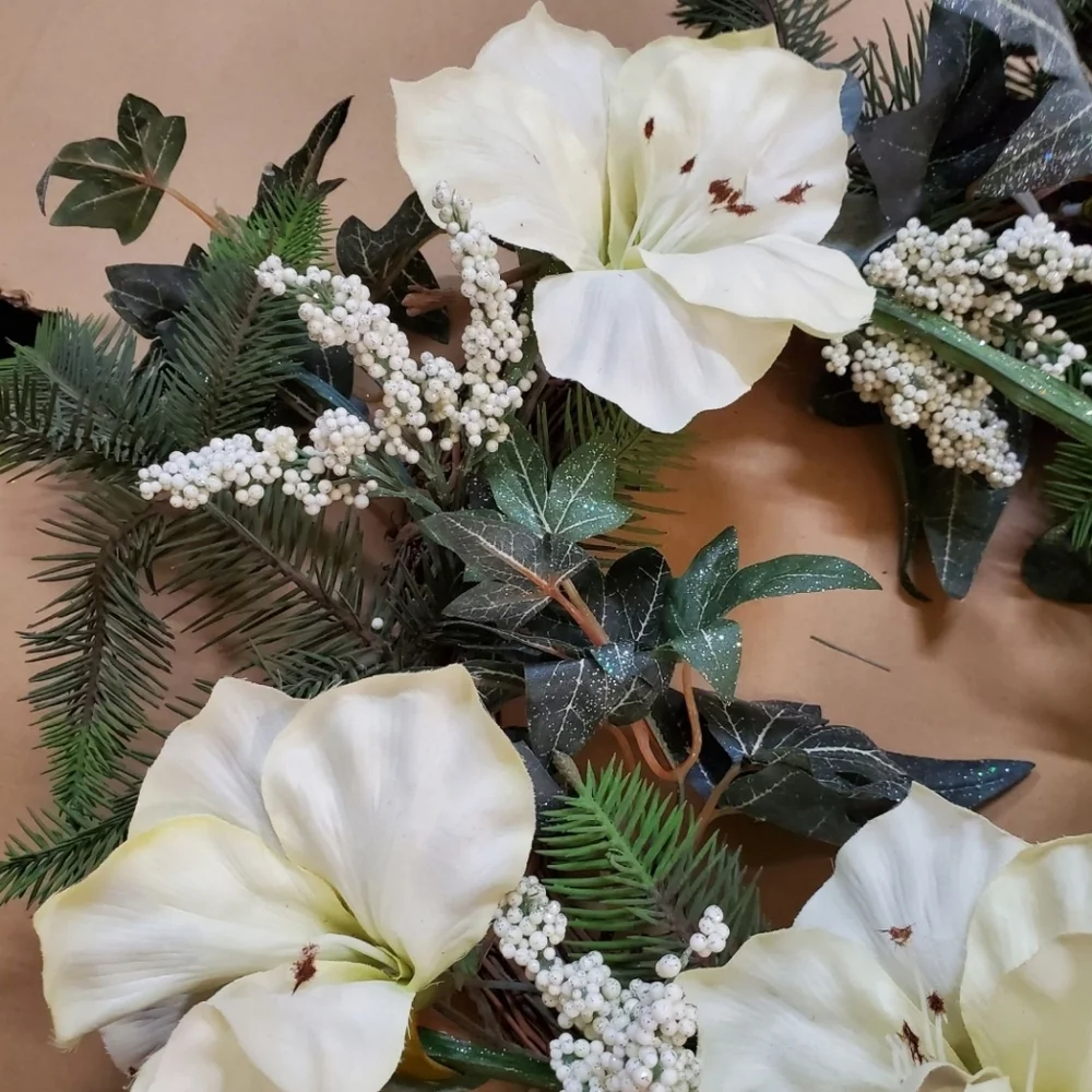 Holiday Wreath NWT (New with Tags) Cream and White Florals